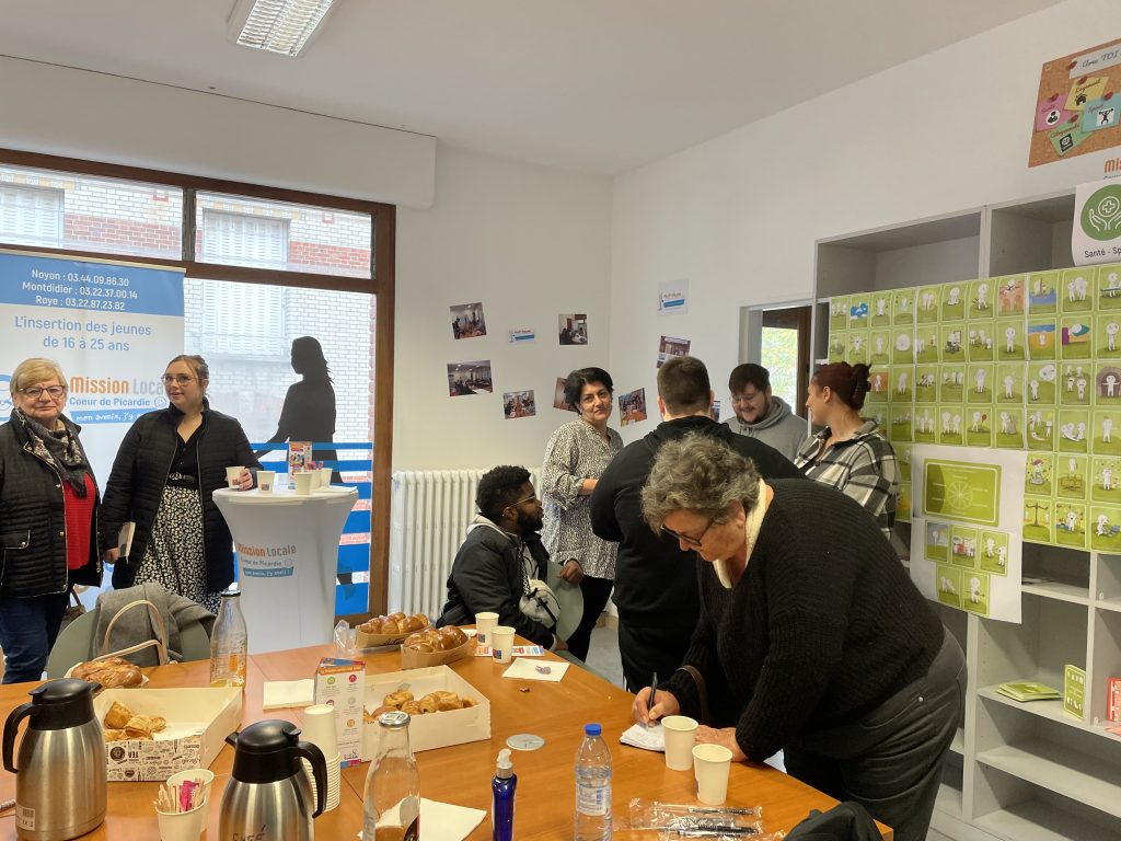 Personnes prenant un café pendant la journée de l'automne à La Mission Locale Cœur de Picardie de Montdidier